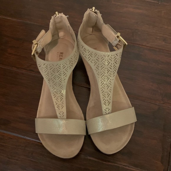 Kenneth Cole Reaction Women’s Great Gal Wedge Sandal - Champagne Color - Size 6 - Picture 2 of 5